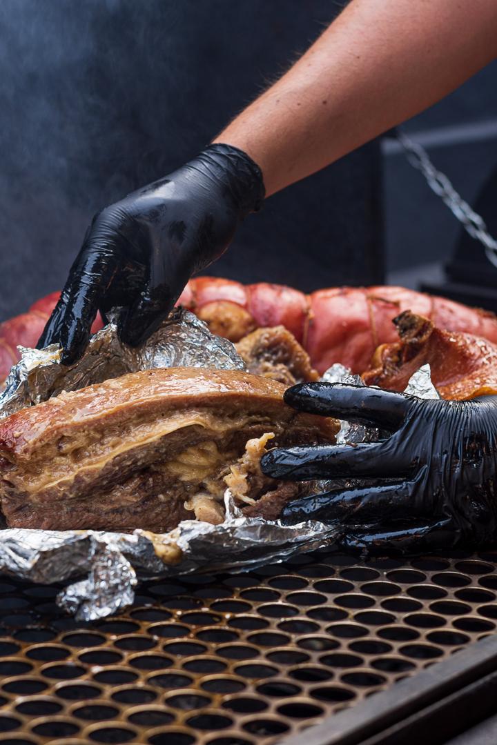 Costelão do Ao Ponto Assados sendo desfiado na churrasqueira