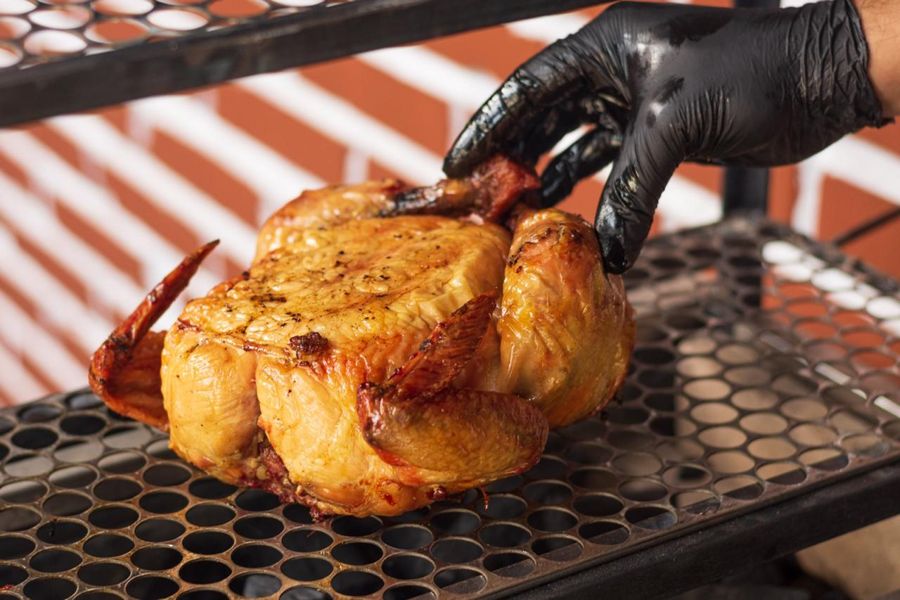 Frango assado inteiro na grelha